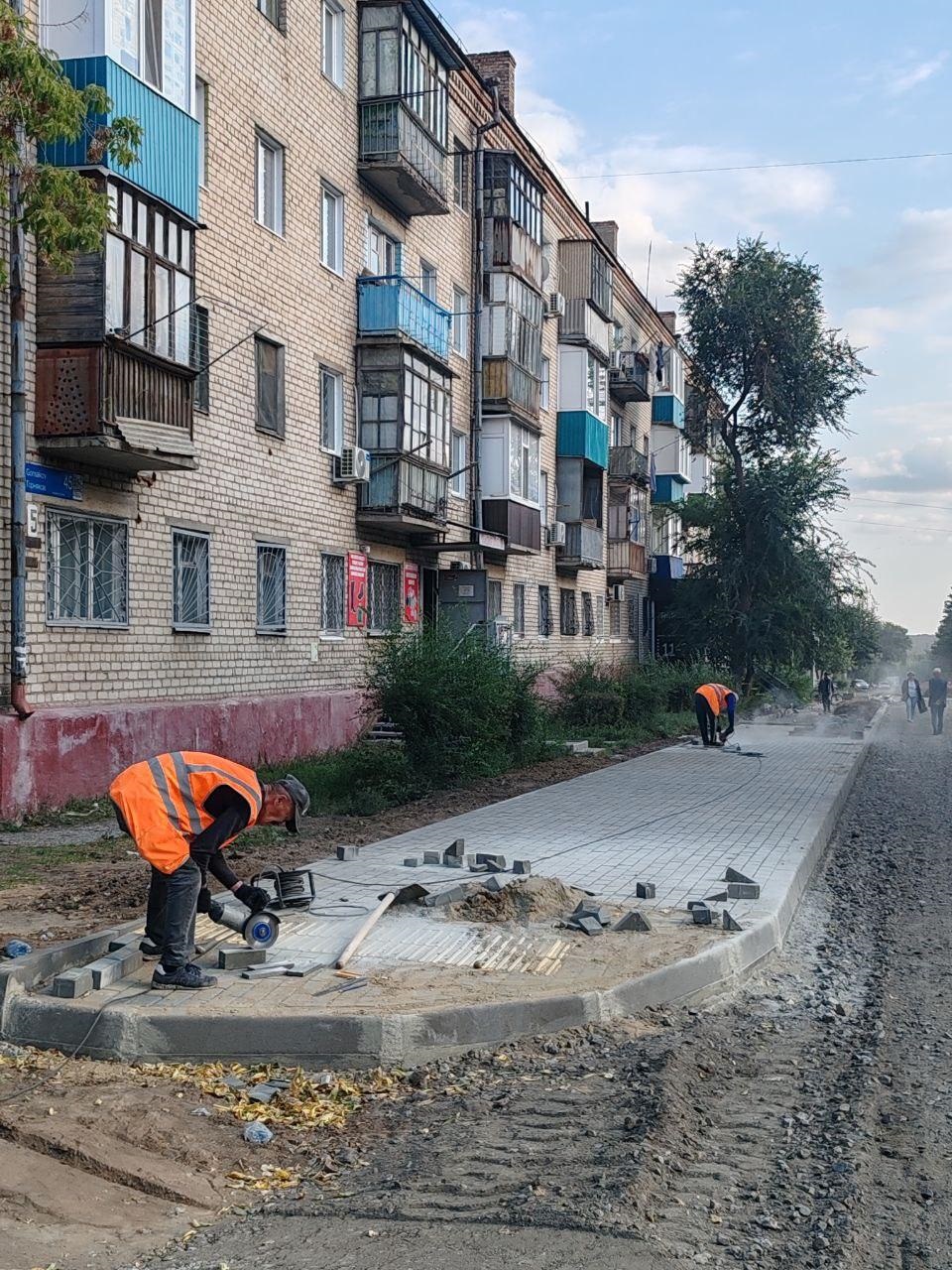 Укладка тротуарной плитки при благоустройстве территории